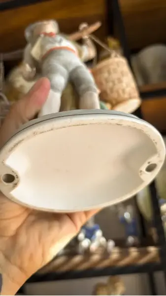Foto de um(a) Antiga Escultura Vaso Camponês Com Baldes Biscuit Francês, da categoria de Escultura. Antiga e linda escultura representando menino com baldes, ricamente moldado e pintado à mão em biscuit francês. Os baldes... Mostrado de uma perspectiva diferente. Vendido no marketplace Trésors.