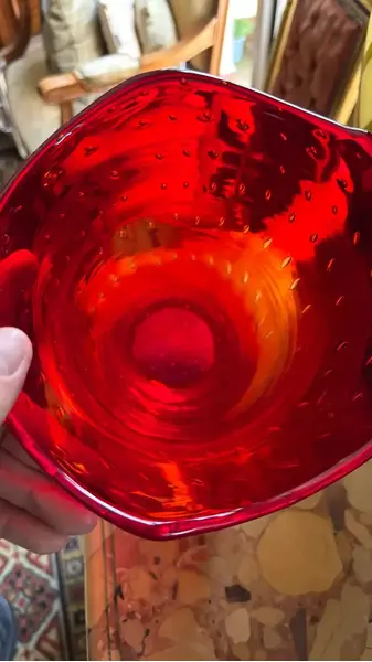 Foto de um(a) Antigo Vaso Jarro Art Deco Murano Italiano Vermelho Rubi, da categoria de Vasos. Antigo e belíssimo vaso artístico de Murano vermelho, meio alaranjando na parte interna, linda combinação de cores. Ótimo... Mostrado de uma perspectiva diferente. Vendido no marketplace Trésors.