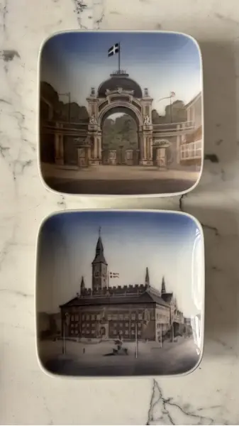 Foto de um(a) Antigo Prato Decorativo Sereia Porcelana Royal Copenhagen, da categoria de Pratos Decorativos. ~ Royal Copenhagen ~ Trio de pratinhos decorativos em porcelana artística. Peças catalogadas. Medidas 10x10cm cada. Mostrado de uma perspectiva diferente. Vendido no marketplace Trésors.