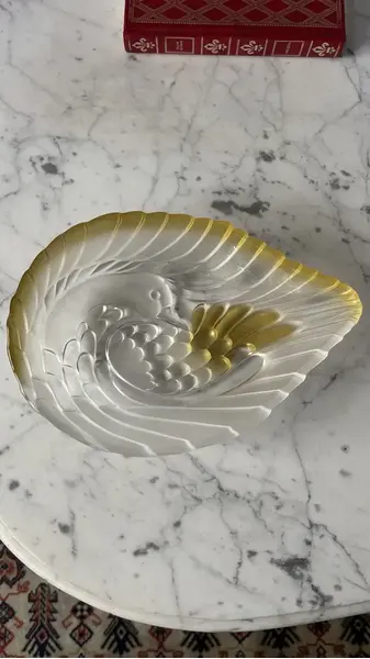 Foto de um(a) Antigo Centro De Mesa Saladeira Cisne Em Cristal Satiné, da categoria de Centro de mesa. ~ Walther Glass ~Para servir com elegância e personalidade. Belíssimo centro de mesa, fruteira ou saladeira em cristal... Mostrado de uma perspectiva diferente. Vendido no marketplace Trésors.