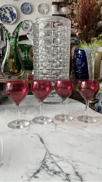 Foto de um(a) Antigo Conjunto Quatro Taças Copos Cristal Francês Vermelho, da categoria de Copos e taças. Antigo e preciso conjunto com quatro taças em cristal francês doublé vermelho rubi. Lapidação chique, discreta e muito... Mostrado de uma perspectiva diferente. Vendido no marketplace Trésors.