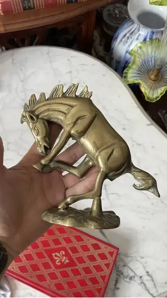 Foto de um(a) Antiga Escultura De Cavalo Saltando Em Bronze Art Deco, da categoria de Escultura. Antiga e linda escultura decorativa representando cavalo saltando em bronze polido.Medidas 15x19cm. Mostrado de uma perspectiva diferente. Vendido no marketplace Trésors.