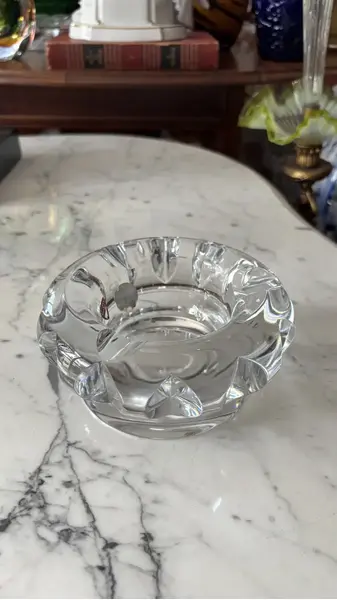 Foto de um(a) Antigo Cinzeiro Art Deco Para Charuto Cristal Orrefors, da categoria de Cinzeiros. ~ Orrefors ~ Aproximadamente 2kg de puro cristal sueco, de ótima qualidade, ricamente lapidado à mão, lindo brilho natural.... Mostrado de uma perspectiva diferente. Vendido no marketplace Trésors.