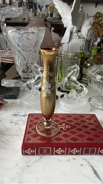 Foto de um(a) Antigo Vaso Solifleur Solitário Em Murano Veneziano Vermelho, da categoria de Vasos. ~ Venetian Glass ~Antigo solifleur artístico em cristal veneziano cor vermelho rubi, peça toda trabalhada à mão, decoração... Mostrado de uma perspectiva diferente. Vendido no marketplace Trésors.