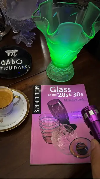 Foto de um(a) Antigo Raro Vaso Art Deco Vidro Satiné Uralina Uranium Glass, da categoria de Vasos. ~ Uranium Glass ~Peças que contém óxido de urânio em sua composição ficam com um lindo tom de verde fluorescente quando... Mostrado de uma perspectiva diferente. Vendido no marketplace Trésors.