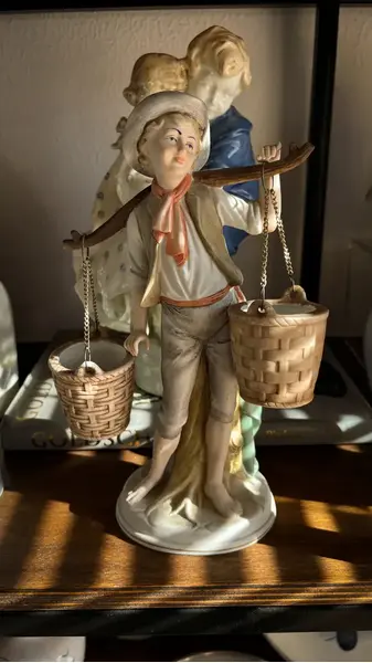 Foto de um(a) Antiga Escultura Vaso Camponês Com Baldes Biscuit Francês, da categoria de Escultura. Antiga e linda escultura representando menino com baldes, ricamente moldado e pintado à mão em biscuit francês. Os baldes... Mostrado de uma perspectiva diferente. Vendido no marketplace Trésors.