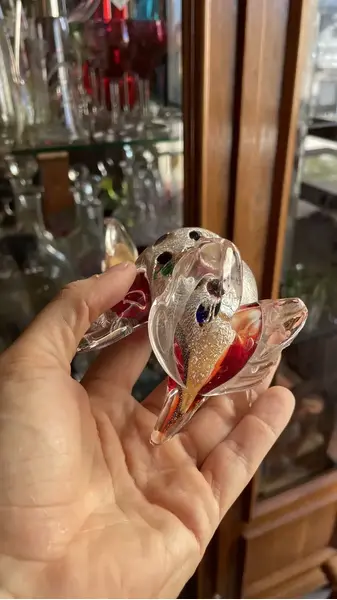 Foto de um(a) Antiga Escultura De Pato Murano Italiano Archimede Seguso, da categoria de Escultura. Antiga e belíssima escultura de pato em Murano italiano feito à mão, com pó de prata em sua composição. Design Archimede... Mostrado de uma perspectiva diferente. Vendido no marketplace Trésors.