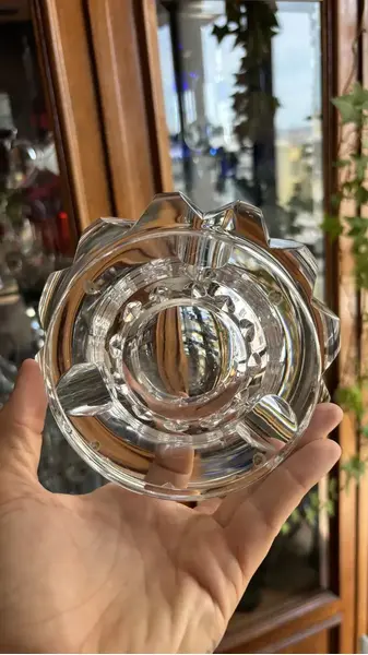 Foto de um(a) Antigo Cinzeiro Art Deco Para Charuto Cristal Orrefors, da categoria de Cinzeiros. ~ Orrefors ~ Aproximadamente 2kg de puro cristal sueco, de ótima qualidade, ricamente lapidado à mão, lindo brilho natural.... Mostrado de uma perspectiva diferente. Vendido no marketplace Trésors.