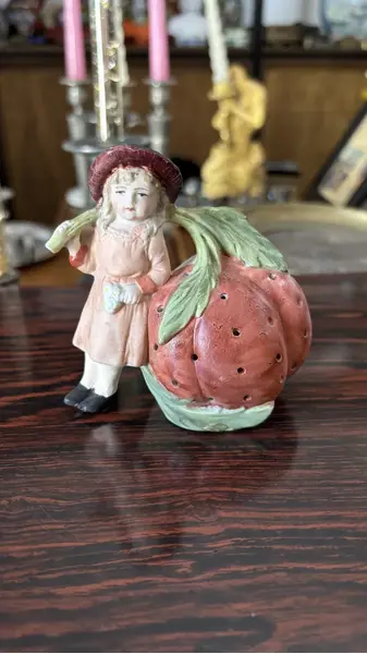 Foto de um(a) Antigo Paliteiro De Coleção Déposé Criança Em Biscuit Alemão, da categoria de Paliteiros. Antigo paliteiro de coleção em Biscuit alemão, ricamente moldado e pintado à mão. Original do início do século XX. Medidas... Mostrado de uma perspectiva diferente. Vendido no marketplace Trésors.
