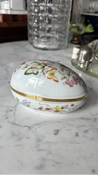 Foto de um(a) Antiga Caixa Decorativa Ovo Porcelana Espanhola Borboleta, da categoria de Porta-Jóias. Antiga e belíssima caixa decorativa porta joias em porcelana espanhola de Madrid. Belíssima decoração floral com borboletas... Mostrado de uma perspectiva diferente. Vendido no marketplace Trésors.