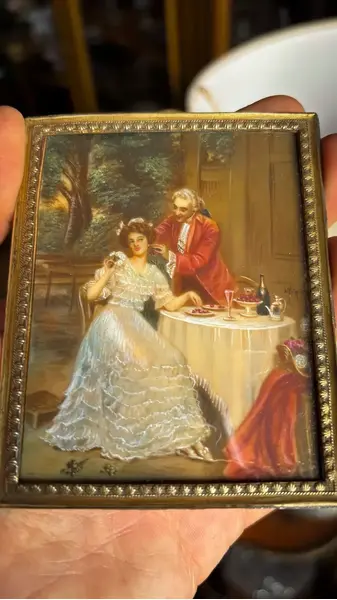 Foto de um(a) Antigo Raro Portrait Quadrinho Camafeu Italiano Pintado Mão, da categoria de Pinturas. Antigo portrait camafeu ricamente pintado à mão. Reparem nos detalhes da pintura, muita riqueza de detalhes. Moldura em... Mostrado de uma perspectiva diferente. Vendido no marketplace Trésors.