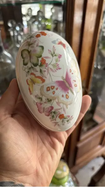 Foto de um(a) Antiga Caixa Decorativa Ovo Porcelana Espanhola Borboleta, da categoria de Porta-Jóias. Antiga e belíssima caixa decorativa porta joias em porcelana espanhola de Madrid. Belíssima decoração floral com borboletas... Mostrado de uma perspectiva diferente. Vendido no marketplace Trésors.