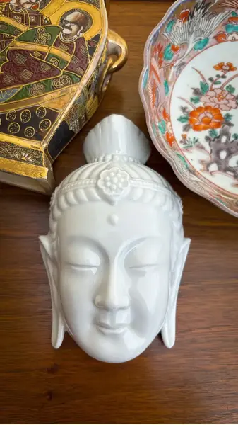 Foto de um(a) Antiga Escultura Máscara De Buda Porcelana Blanc The Chine, da categoria de Objetos de parede esculturais. ~ Blanc The Chine ~ Antiga e expressiva escultura oriental, máscara de parede, representando rosto de Buda/Divindade em... Mostrado de uma perspectiva diferente. Vendido no marketplace Trésors.