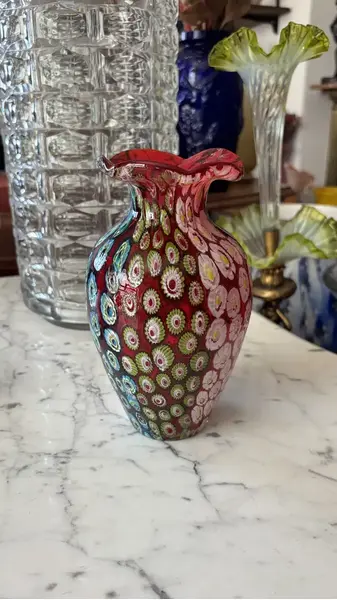Foto de um(a) Antigo Legítimo Vaso Murano Italiano Vermelho Millefiori (Usado), da categoria de Vasos. ~ Millefiori ~ Murano italiano, significa “mil flores” Belíssimo vaso artístico, ricamente feito à mão por mestres... Mostrado de uma perspectiva diferente. Vendido no marketplace Trésors.
