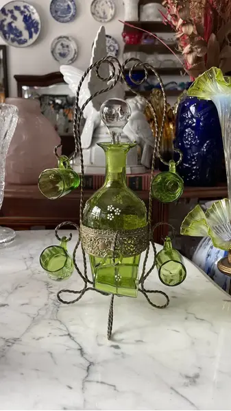 Foto de um(a) Antiga Garrafa Licoreira Copinhos Murano Veneziano Verde, da categoria de Garrafas, potes e jarros. Antiga e preciosa licoreira com cinco copinhos em vidro artístico veneziano na cor verde esmeralda, acompanha o suporte... Mostrado de uma perspectiva diferente. Vendido no marketplace Trésors.