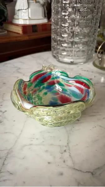 Foto de um(a) Antigo Cinzeiro Bowl Decorativo Em Murano Italiano Cactus, da categoria de Cinzeiros. Antigo e imponente cinzeiro artístico em Murano italiano feito à mão. Também pode ser usado para charuto. Lindo formato e... Mostrado de uma perspectiva diferente. Vendido no marketplace Trésors.