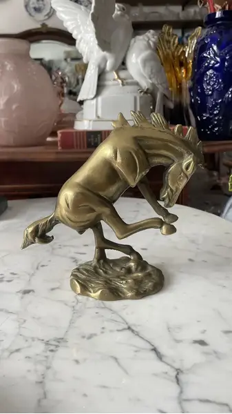 Foto de um(a) Antiga Escultura De Cavalo Saltando Em Bronze Art Deco, da categoria de Escultura. Antiga e linda escultura decorativa representando cavalo saltando em bronze polido.Medidas 15x19cm. Mostrado de uma perspectiva diferente. Vendido no marketplace Trésors.