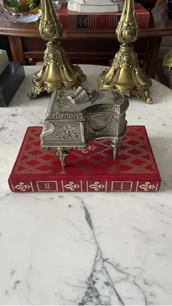 Foto de um(a) Antiga Caixa Joias Piano Metal Prateado Prata Art Nouveau, da categoria de Porta-Jóias. Caixa linda e especial, para quem gosta de peças exclusivas. Antiga e rara caixa decorativa porta joias em metal prateado.... Mostrado de uma perspectiva diferente. Vendido no marketplace Trésors.