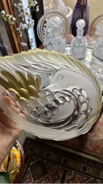 Foto de um(a) Antigo Centro De Mesa Saladeira Cisne Em Cristal Satiné, da categoria de Centro de mesa. ~ Walther Glass ~Para servir com elegância e personalidade. Belíssimo centro de mesa, fruteira ou saladeira em cristal... Mostrado de uma perspectiva diferente. Vendido no marketplace Trésors.