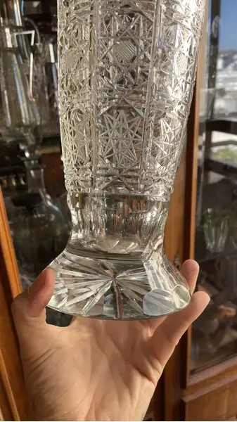 Foto de um(a) Antigo Grande Vaso Jarro Decorativo Cristal Tcheco Lapidado, da categoria de Vasos. Antigo e grande vaso decorativo em cristal translúcido com lindo brilho natural e primorosa lapidação manual. Peça alta,... Mostrado de uma perspectiva diferente. Vendido no marketplace Trésors.