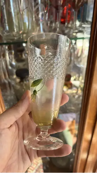 Foto de um(a) Antiga Taça Cálice Copo Tulipa Vidro Veneziano Art Nouveau, da categoria de Copos e taças. Antiga e fina taça em vidro artístico veneziano, pintada à mão. peça única. Altura 15cm. Mostrado de uma perspectiva diferente. Vendido no marketplace Trésors.