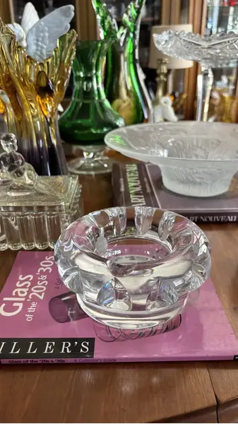 Foto de um(a) Antigo Cinzeiro Art Deco Para Charuto Cristal Orrefors, da categoria de Cinzeiros. ~ Orrefors ~ Aproximadamente 2kg de puro cristal sueco, de ótima qualidade, ricamente lapidado à mão, lindo brilho natural.... Mostrado de uma perspectiva diferente. Vendido no marketplace Trésors.