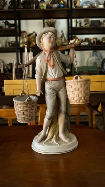 Foto de um(a) Antiga Escultura Vaso Camponês Com Baldes Biscuit Francês, da categoria de Escultura. Antiga e linda escultura representando menino com baldes, ricamente moldado e pintado à mão em biscuit francês. Os baldes... Mostrado de uma perspectiva diferente. Vendido no marketplace Trésors.