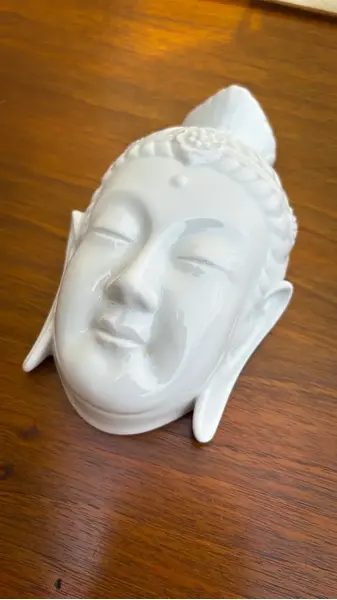 Foto de um(a) Antiga Escultura Máscara De Buda Porcelana Blanc The Chine, da categoria de Objetos de parede esculturais. ~ Blanc The Chine ~ Antiga e expressiva escultura oriental, máscara de parede, representando rosto de Buda/Divindade em... Mostrado de uma perspectiva diferente. Vendido no marketplace Trésors.