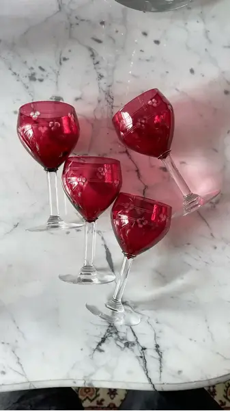 Foto de um(a) Antigo Conjunto Quatro Taças Copos Cristal Francês Vermelho, da categoria de Copos e taças. Antigo e preciso conjunto com quatro taças em cristal francês doublé vermelho rubi. Lapidação chique, discreta e muito... Mostrado de uma perspectiva diferente. Vendido no marketplace Trésors.