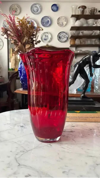 Foto de um(a) Antigo Vaso Jarro Art Deco Murano Italiano Vermelho Rubi, da categoria de Vasos. Antigo e belíssimo vaso artístico de Murano vermelho, meio alaranjando na parte interna, linda combinação de cores. Ótimo... Mostrado de uma perspectiva diferente. Vendido no marketplace Trésors.