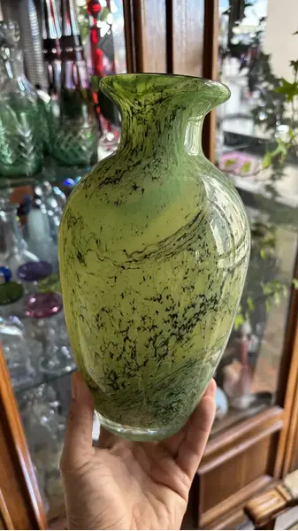Foto de um(a) Antigo Vaso Jarro Art Deco Em Murano Verde George Davidson, da categoria de Vasos. ~ George Davidson Glass ~Antigo e belíssimo vaso artístico em Murano, feito à mão. Técnica de trabalho marmorizado. Art... Mostrado de uma perspectiva diferente. Vendido no marketplace Trésors.