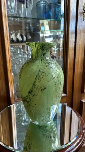Foto de um(a) Antigo Vaso Jarro Art Deco Em Murano Verde George Davidson, da categoria de Vasos. ~ George Davidson Glass ~Antigo e belíssimo vaso artístico em Murano, feito à mão. Técnica de trabalho marmorizado. Art... Mostrado de uma perspectiva diferente. Vendido no marketplace Trésors.