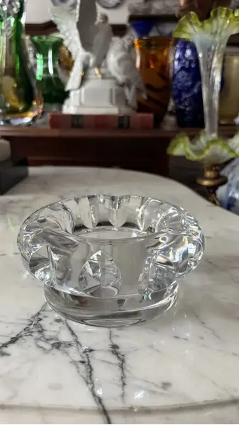 Foto de um(a) Antigo Cinzeiro Art Deco Para Charuto Cristal Orrefors, da categoria de Cinzeiros. ~ Orrefors ~ Aproximadamente 2kg de puro cristal sueco, de ótima qualidade, ricamente lapidado à mão, lindo brilho natural.... Mostrado de uma perspectiva diferente. Vendido no marketplace Trésors.