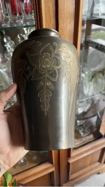 Foto de um(a) Antigo Vaso Jarro Oriental Japonês Bronze Decoração Floral, da categoria de Vasos. Antigo vaso oriental de origem japonesa em bronze com lindo trabalho floral cinzelado à mão. Medidas 21x14cmBoca 7cmPeso 900g. Mostrado de uma perspectiva diferente. Vendido no marketplace Trésors.