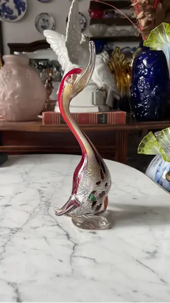 Foto de um(a) Antiga Escultura De Pato Murano Italiano Archimede Seguso, da categoria de Escultura. Antiga e belíssima escultura de pato em Murano italiano feito à mão, com pó de prata em sua composição. Design Archimede... Mostrado de uma perspectiva diferente. Vendido no marketplace Trésors.