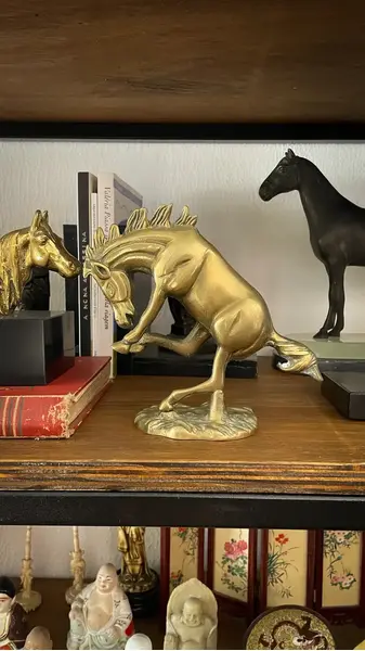 Foto de um(a) Antiga Escultura De Cavalo Saltando Em Bronze Art Deco, da categoria de Escultura. Antiga e linda escultura decorativa representando cavalo saltando em bronze polido.Medidas 15x19cm. Mostrado de uma perspectiva diferente. Vendido no marketplace Trésors.