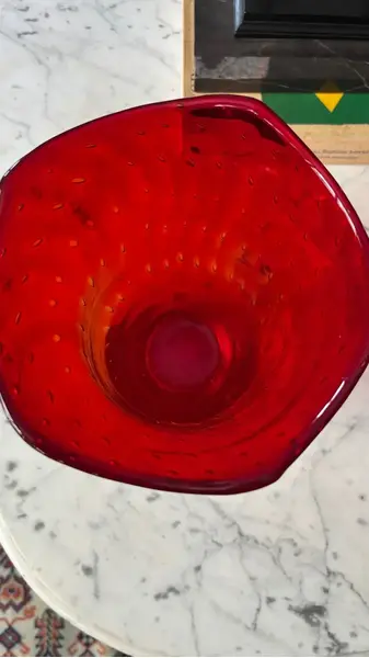 Foto de um(a) Antigo Vaso Jarro Art Deco Murano Italiano Vermelho Rubi, da categoria de Vasos. Antigo e belíssimo vaso artístico de Murano vermelho, meio alaranjando na parte interna, linda combinação de cores. Ótimo... Mostrado de uma perspectiva diferente. Vendido no marketplace Trésors.