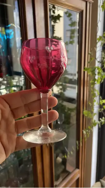 Foto de um(a) Antigo Conjunto Quatro Taças Copos Cristal Francês Vermelho, da categoria de Copos e taças. Antigo e preciso conjunto com quatro taças em cristal francês doublé vermelho rubi. Lapidação chique, discreta e muito... Mostrado de uma perspectiva diferente. Vendido no marketplace Trésors.