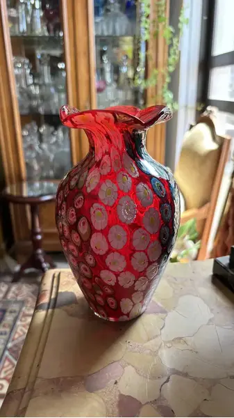 Foto de um(a) Antigo Legítimo Vaso Murano Italiano Vermelho Millefiori (Usado), da categoria de Vasos. ~ Millefiori ~ Murano italiano, significa “mil flores” Belíssimo vaso artístico, ricamente feito à mão por mestres... Mostrado de uma perspectiva diferente. Vendido no marketplace Trésors.