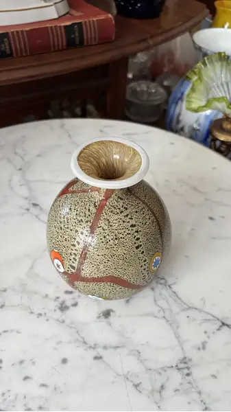 Foto de um(a) Antigo Pequeno Vaso Em Murano Italiano Millefiori Art Deco, da categoria de Vasos. Antigo e especial vasinho decorativo em Murano italiano tons de terracota, técnica texturizada de trabalho manual com flores... Mostrado de uma perspectiva diferente. Vendido no marketplace Trésors.