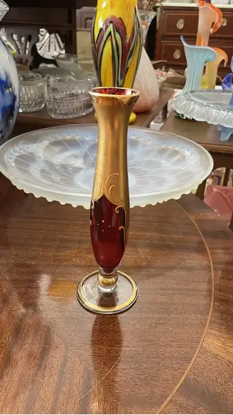 Foto de um(a) Antigo Vaso Solifleur Solitário Em Murano Veneziano Vermelho, da categoria de Vasos. ~ Venetian Glass ~Antigo solifleur artístico em cristal veneziano cor vermelho rubi, peça toda trabalhada à mão, decoração... Mostrado de uma perspectiva diferente. Vendido no marketplace Trésors.