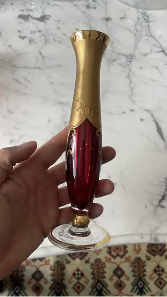 Foto de um(a) Antigo Vaso Solifleur Solitário Em Murano Veneziano Vermelho, da categoria de Vasos. ~ Venetian Glass ~Antigo solifleur artístico em cristal veneziano cor vermelho rubi, peça toda trabalhada à mão, decoração... Mostrado de uma perspectiva diferente. Vendido no marketplace Trésors.