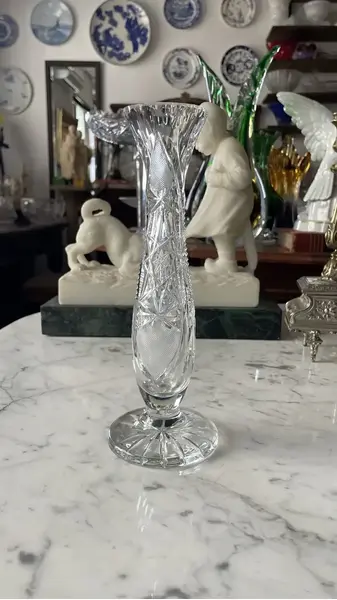 Foto de um(a) Antigo Vaso Solitário Solifleur Cristal Tcheco Bohemia Glass, da categoria de Vasos. ~ Bohemia Glass ~Antigo vasinho solitário solifleur artístico em cristal tcheco translúcido, com lindo brilho natural e... Mostrado de uma perspectiva diferente. Vendido no marketplace Trésors.