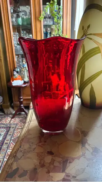 Foto de um(a) Antigo Vaso Jarro Art Deco Murano Italiano Vermelho Rubi, da categoria de Vasos. Antigo e belíssimo vaso artístico de Murano vermelho, meio alaranjando na parte interna, linda combinação de cores. Ótimo... Mostrado de uma perspectiva diferente. Vendido no marketplace Trésors.