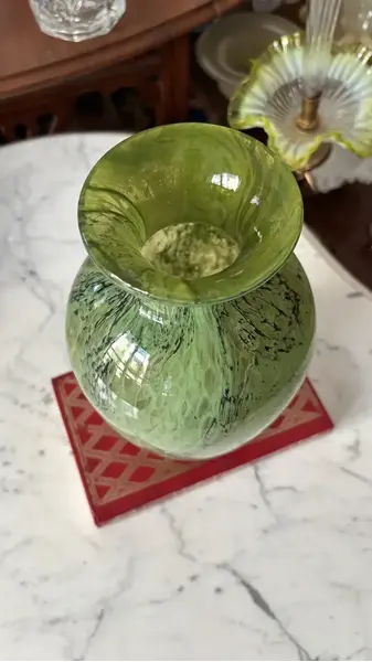 Foto de um(a) Antigo Vaso Jarro Art Deco Em Murano Verde George Davidson, da categoria de Vasos. ~ George Davidson Glass ~Antigo e belíssimo vaso artístico em Murano, feito à mão. Técnica de trabalho marmorizado. Art... Mostrado de uma perspectiva diferente. Vendido no marketplace Trésors.