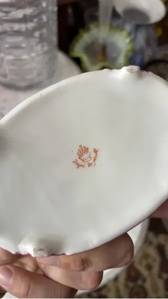 Foto de um(a) Antiga Caixa Decorativa Porcelana Rosa Ouro Royal Bayreuth, da categoria de Cestos e Caixas. Royal Bayreuth. Antiga e especial caixa decorativa ou porta joias em porcelana artística alemã, com detalhes dourados em... Mostrado de uma perspectiva diferente. Vendido no marketplace Trésors.