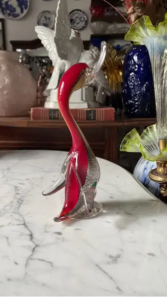 Foto de um(a) Antiga Escultura De Pato Murano Italiano Archimede Seguso, da categoria de Escultura. Antiga e belíssima escultura de pato em Murano italiano feito à mão, com pó de prata em sua composição. Design Archimede... Mostrado de uma perspectiva diferente. Vendido no marketplace Trésors.