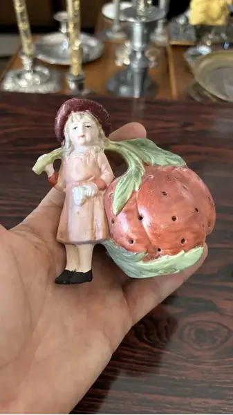 Foto de um(a) Antigo Paliteiro De Coleção Déposé Criança Em Biscuit Alemão, da categoria de Paliteiros. Antigo paliteiro de coleção em Biscuit alemão, ricamente moldado e pintado à mão. Original do início do século XX. Medidas... Mostrado de uma perspectiva diferente. Vendido no marketplace Trésors.
