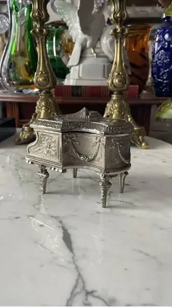 Foto de um(a) Antiga Caixa Joias Piano Metal Prateado Prata Art Nouveau, da categoria de Porta-Jóias. Caixa linda e especial, para quem gosta de peças exclusivas. Antiga e rara caixa decorativa porta joias em metal prateado.... Mostrado de uma perspectiva diferente. Vendido no marketplace Trésors.