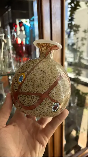 Foto de um(a) Antigo Pequeno Vaso Em Murano Italiano Millefiori Art Deco, da categoria de Vasos. Antigo e especial vasinho decorativo em Murano italiano tons de terracota, técnica texturizada de trabalho manual com flores... Mostrado de uma perspectiva diferente. Vendido no marketplace Trésors.